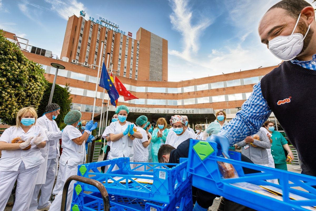Operario de BIMBO repartiendo Donuts en el Hospital 12 de Octubre de Madrid. Reportaje fotográfico para la agencia de comunicación