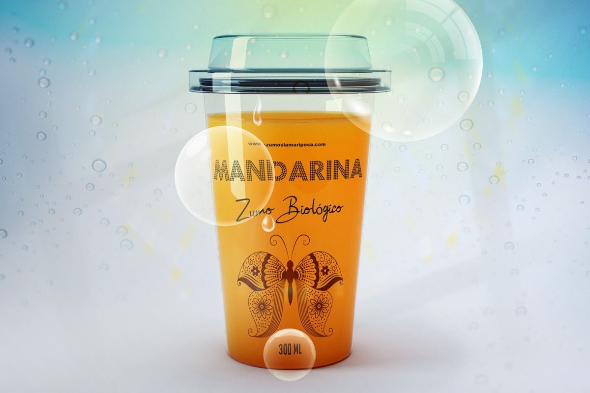 Fotografía de producto en Madrid. Bodegón de zumo de naranja con vaso transparente y logotipo de marca con buebujas y gotas de agua.